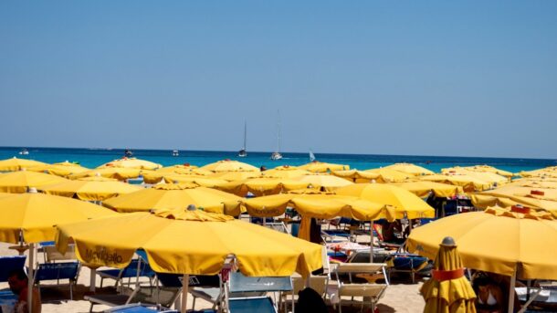Gele Strandparasols in Palermo Italy. Credits Ollie Craig Pexels olliecraig1